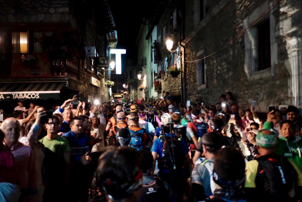 Imágenes de la salida, a las 00.00 de este viernes, de la gran fiesta de las carreras de montaña.