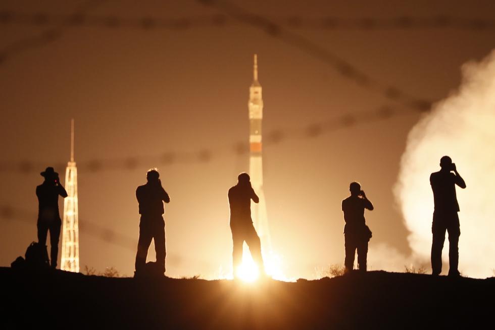La nave rusa Soyuz despega rumbo a la Estación Espacial en homenaje al Apolo 11.