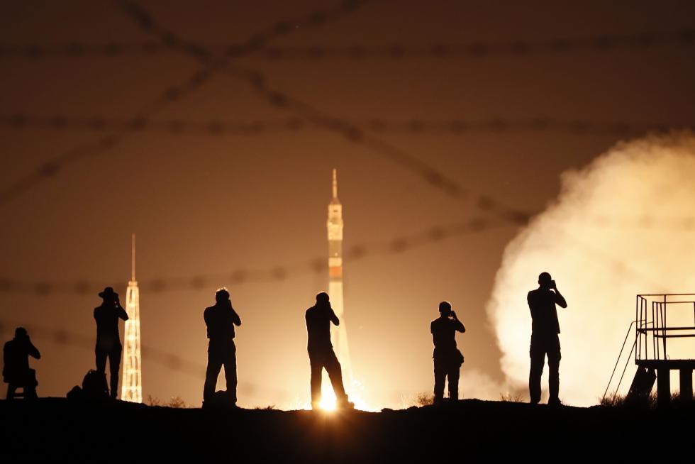 La nave rusa Soyuz MS-13 con tres tripulantes a bordo despegó hoy desde el cosmódromo de Baikonur (Kazajistán) con rumbo a la Estación Espacial Internacional (EEI).