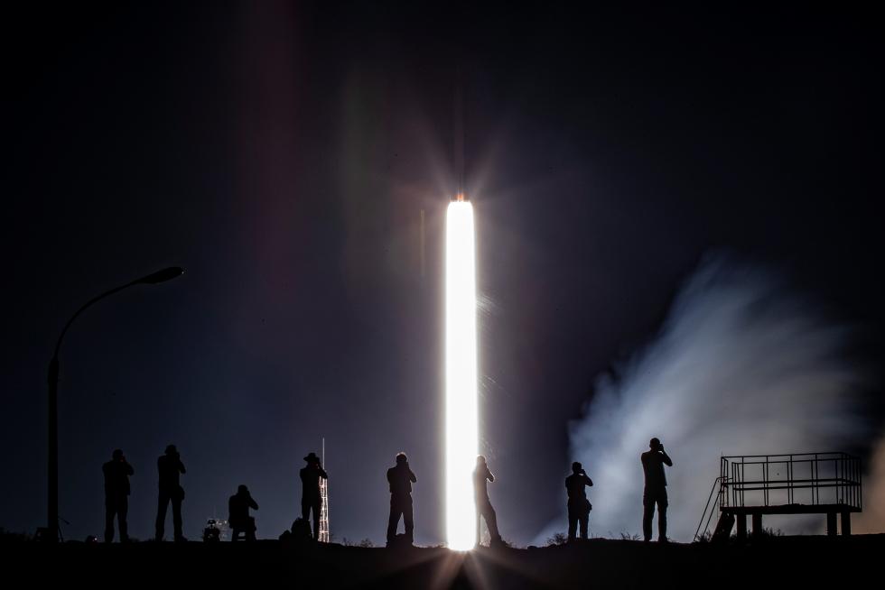 La nave rusa Soyuz MS-13 con tres tripulantes a bordo despegó hoy desde el cosmódromo de Baikonur (Kazajistán) con rumbo a la Estación Espacial Internacional (EEI).