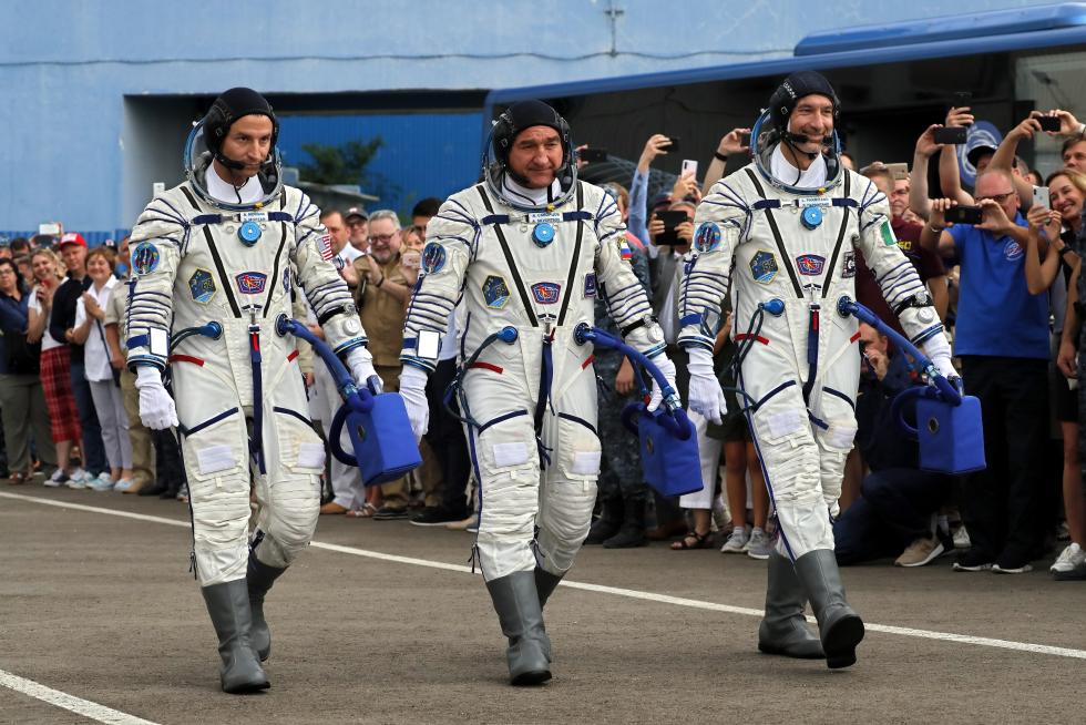 La nueva tripulación llevará a cabo una caminata espacial y cumplirá un amplio programa de experimentos.