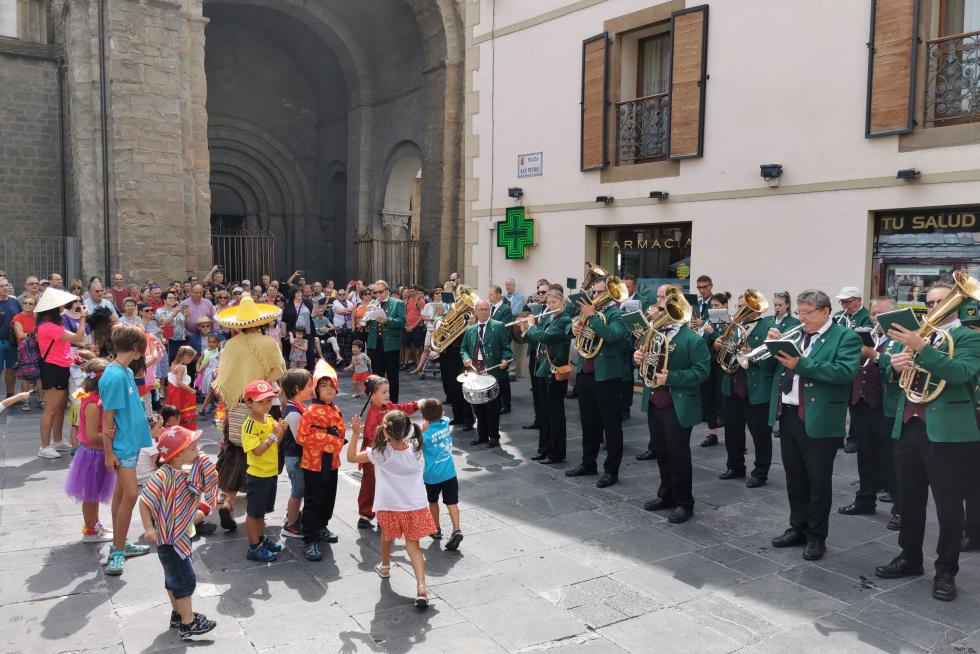 Los grupos folkóricos ofrecerán más de 50 actuaciones en distintos escenarios, que convertirán a la ciudad en un escenario con permanente actividad