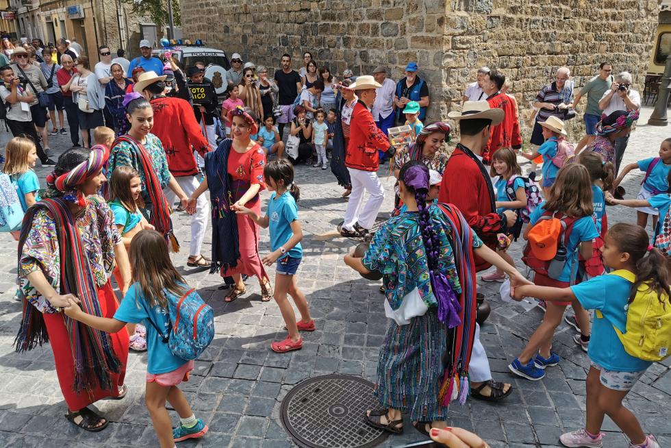 Los grupos folkóricos ofrecerán más de 50 actuaciones en distintos escenarios, que convertirán a la ciudad en un escenario con permanente actividad