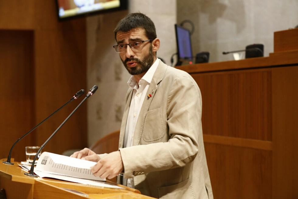 Invervención de Alvaro Sanz (IU) en las Cortes en el debate de investidura de Lambán.