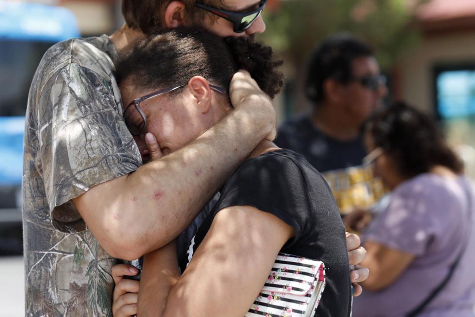 El Paso (United States), 03/08/2019.- Police officers respond to a shooting incident at a Walmart in El Paso, Texas, USA, 03 August 2019. Reports state that at least 10 people have been killed and 30 are injured. Police say that one male suspect is in custody. (Estados Unidos) EFE/EPA/IVAN PIERRE AGUIRRE Mass shooting at Wal-Mart in El Paso, Texas
