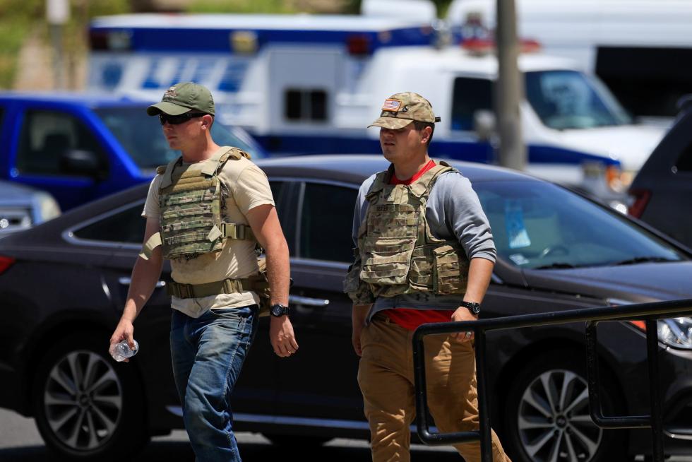 El Paso (United States), 03/08/2019.- Kendall Long (L) comforts Kianna Long (R) who was in the freezer section of a Walmart during a shooting incident, in El Paso, Texas, USA, 03 August 2019. Reports state that at least 10 people have been killed and 30 are injured. Police say that one male suspect is in custody. (Estados Unidos) EFE/EPA/IVAN PIERRE AGUIRRE Mass shooting at Wal-Mart in El Paso, Texas