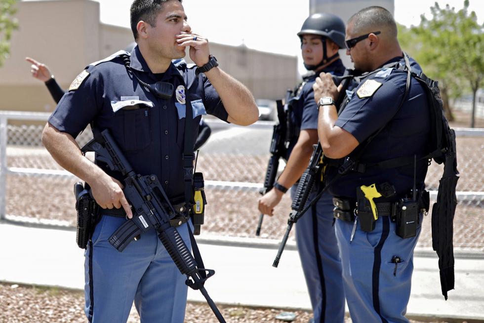 El Paso (United States), 03/08/2019.- Police stand at attention during an active shooting at a Walmart in El Paso, Texas, USA, 03 August 2019. According to reports, at least one person was killed and at least 18 people injured and transported to local hospitals. One suspect is in custody. (Estados Unidos) EFE/EPA/IVAN PIERRE AGUIRRE Shooting at Walmart in El Paso, Texas