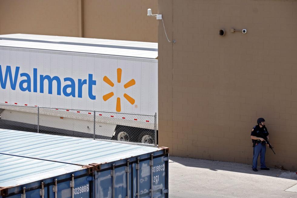 El Paso (United States), 03/08/2019.- Police stand at attention during an active shooting at a Walmart in El Paso, Texas, USA, 03 August 2019. According to reports, at least one person was killed and at least 18 people injured and transported to local hospitals. One suspect is in custody. (Estados Unidos) EFE/EPA/IVAN PIERRE AGUIRRE Shooting at Walmart in El Paso, Texas