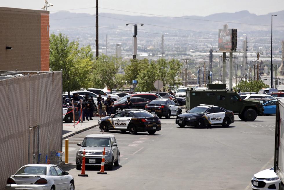El Paso (United States), 03/08/2019.- Police stand at attention during a shooting at a Walmart in El Paso, Texas, USA, 03 August 2019. According to reports, at least one person was killed and at least 18 people injured and transported to local hospitals. One suspect is in custody. (Estados Unidos) EFE/EPA/IVAN PIERRE AGUIRRE Shooting at Walmart in El Paso, Texas