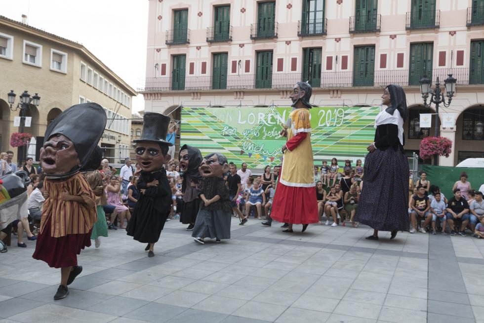 Ensayo de Gigantes y Cabezudos en Huesca.