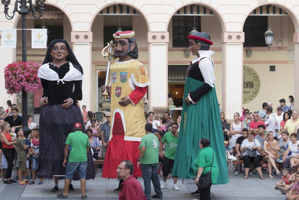 Ensayo de Gigantes y Cabezudos en Huesca.
