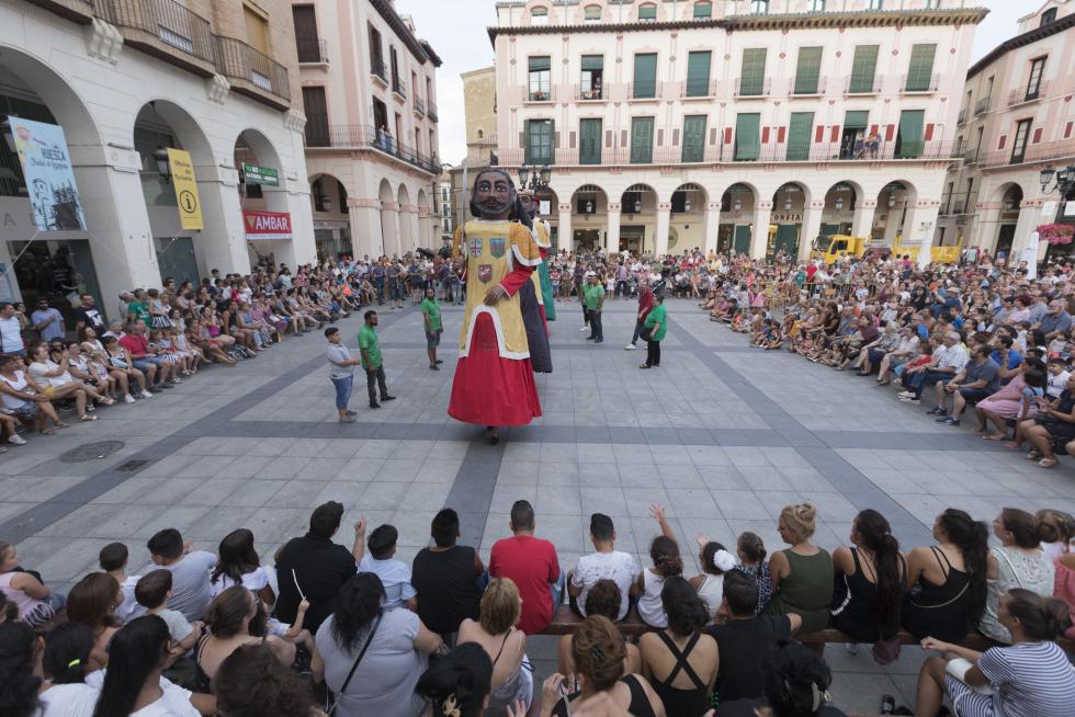 Ensayo de Gigantes y Cabezudos en Huesca.