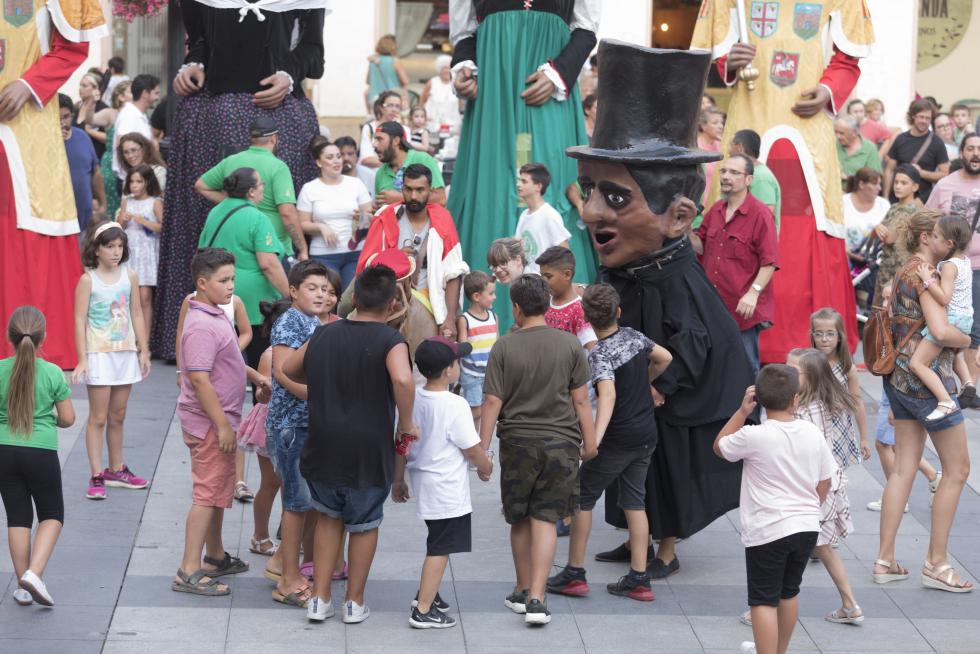 Ensayo de Gigantes y Cabezudos en Huesca.