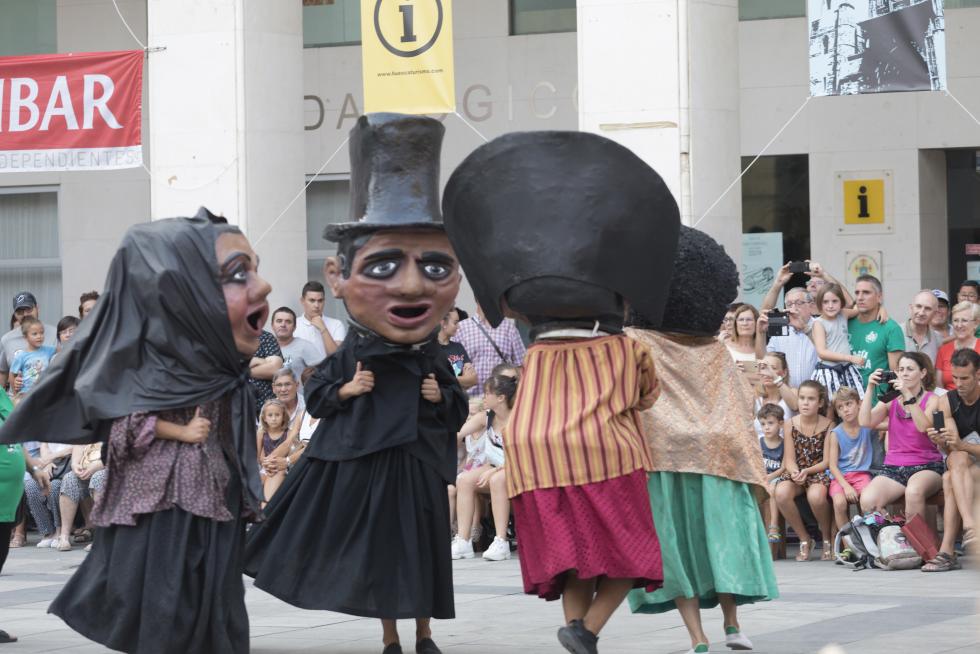 Ensayo de Gigantes y Cabezudos en Huesca.