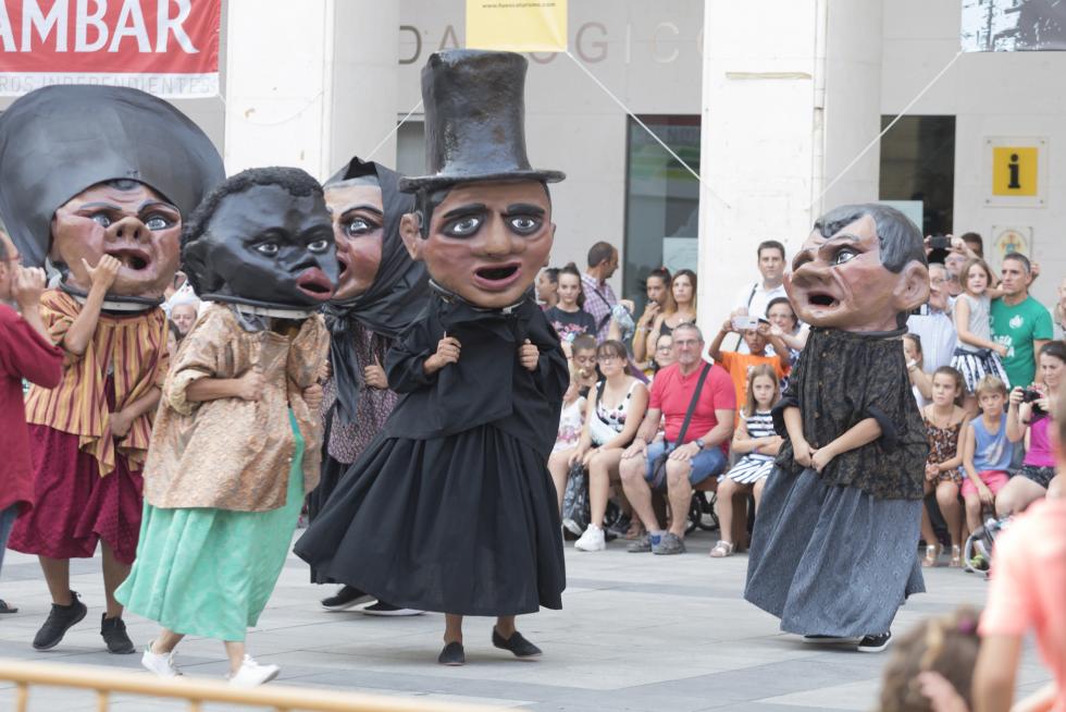 Ensayo de Gigantes y Cabezudos en Huesca.