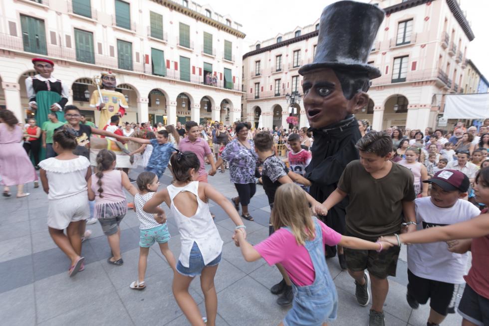 Ensayo de Gigantes y Cabezudos en Huesca.