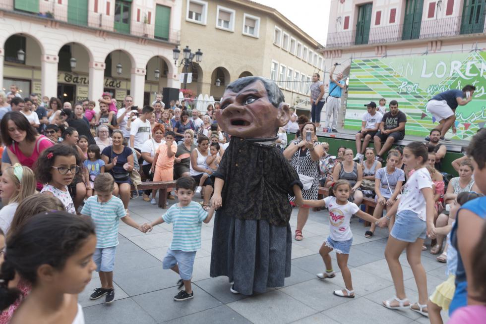 Ensayo de Gigantes y Cabezudos en Huesca.