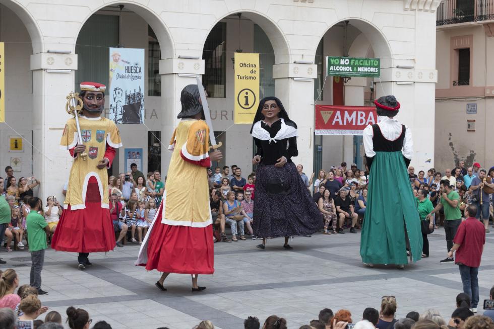 Ensayo de Gigantes y Cabezudos en Huesca.