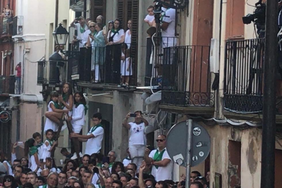 Balcones y escaleras llenos para ver a los Danzantes.