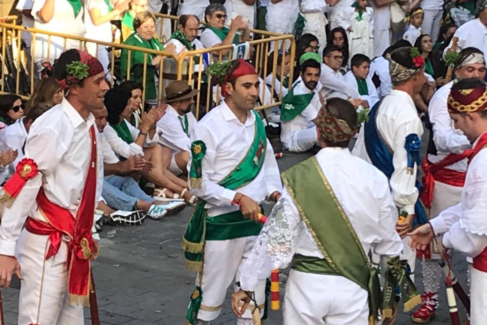 Carlos Nasarre, uno de los nuevos danzantes, ha elegido el verde para su traje.
