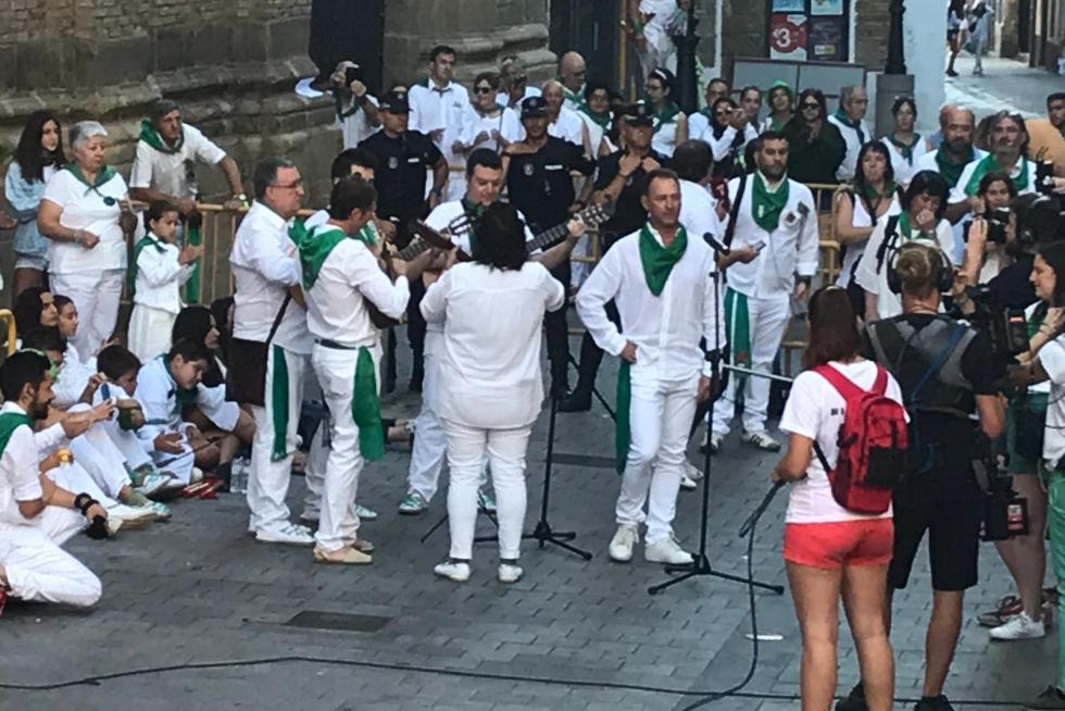 El jotero oscense Roberto Ciria acaba de cantar una jota a San Lorenzo que ha emocionado a la plaza.