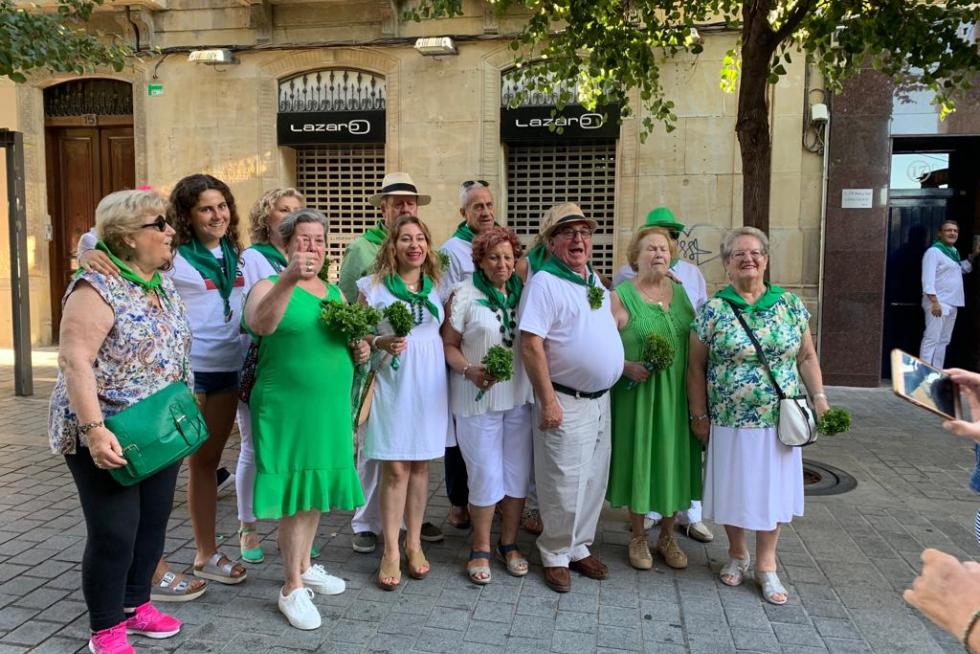 La familia Ferrer se ha levantado a las 4 de la madrugada para venir en tren desde Zaragoza a ver a los Danzantes y la procesión. El viaje es ya un ritual, que aprovechan para ver a los primos de Huesca.