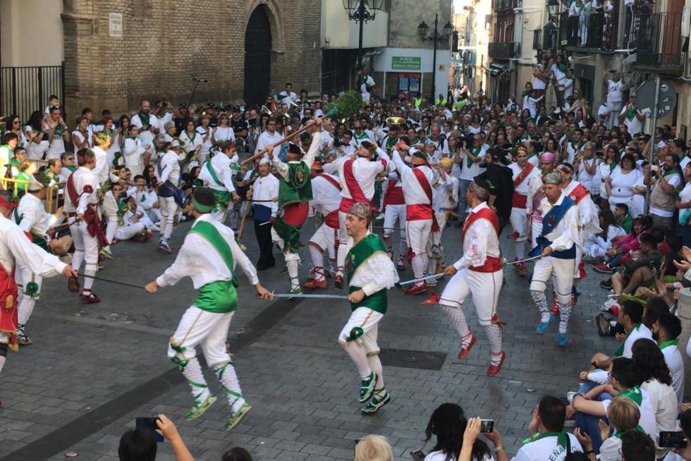 Llega el del baile del ‘degollao’. El momento más especial de la mañana ya que es el último que dirigirá como mayoral Pascual Campo, que se despide hoy después de 15 años en el puesto y 63 en la agrupación.