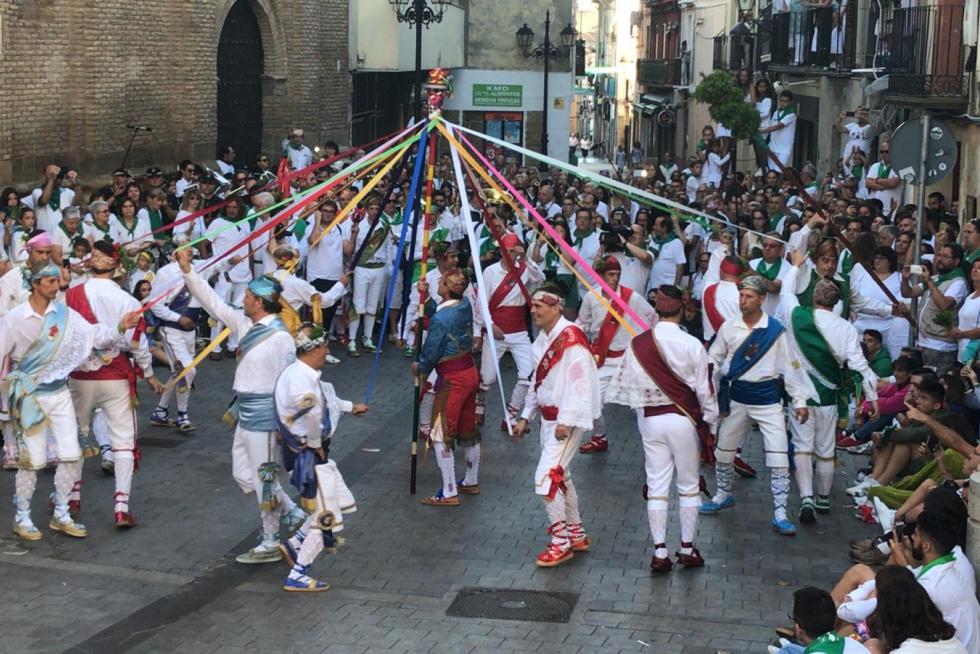 Llega el turno de las cintas. Esta vez solo bailan 16 danzantes, los más antiguos de la agrupación, y descansan los más jóvenes.