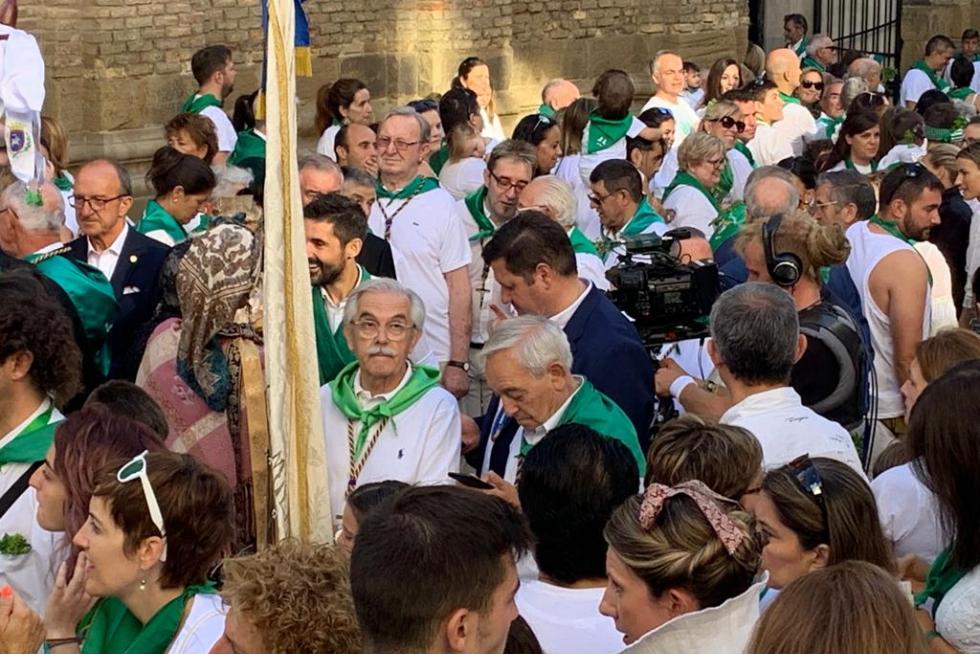 Los asistentes se incorporan desde las calles adyacentes a la plaza de San Lorenzo mientras los caballeros de la cofradía esperan la peana.