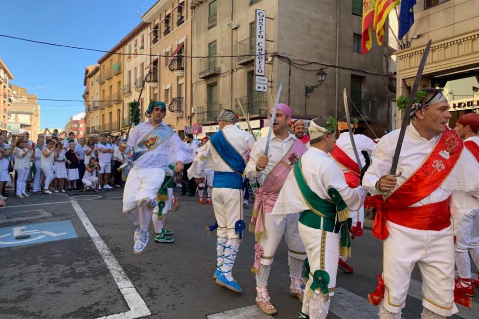 Los Danzantes bajan bailando la Costanilla de Santiago entre aplausos.