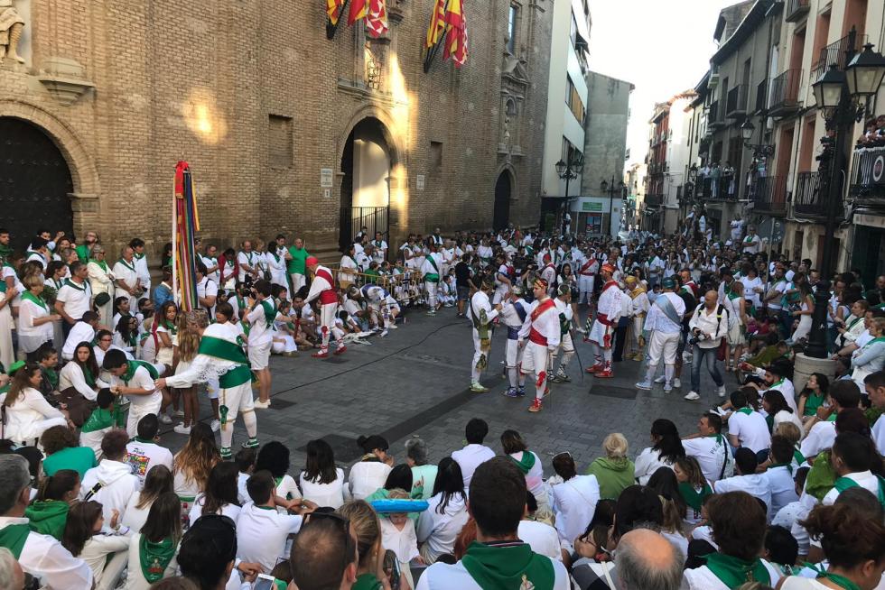 Los danzantes comienzan a tomar posiciones. Quedan solo unos minutos para que empiecen a sonar las espadas.