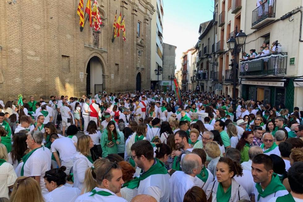 Los oscenses esperan la salida del patrón de la basílica con vistas a San Lorenzo.