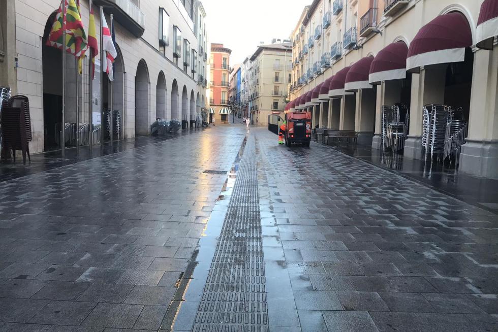 Mientras, un operativo de 150 personas se afanan en dejar limpias calles, plazas y parques para retirar los restos de la larguísima fiesta del día 9.