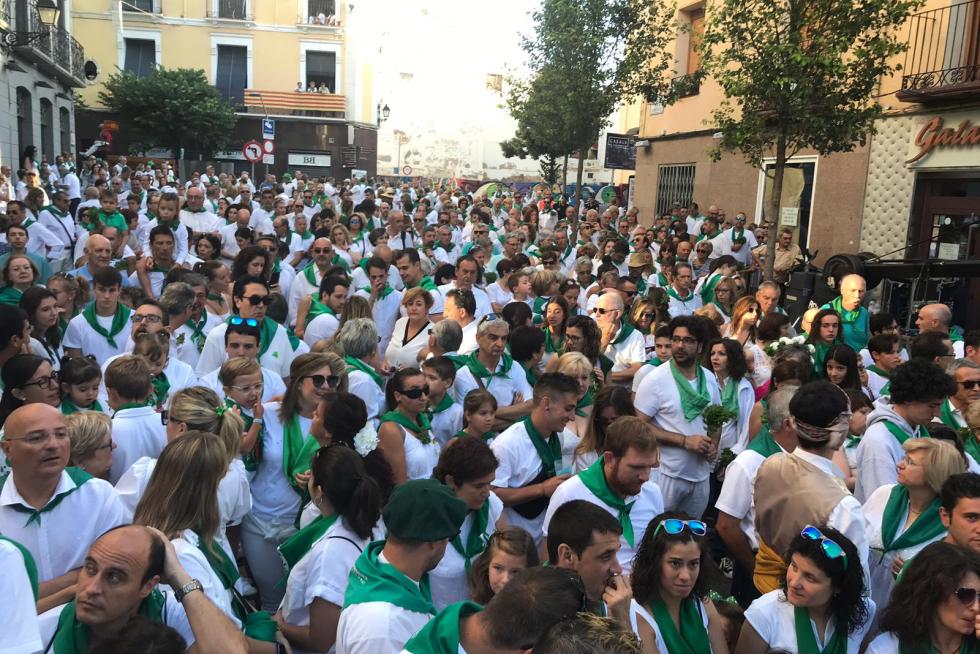 Oscenses y visitantes llenan la plaza hasta el Coso Bajo.