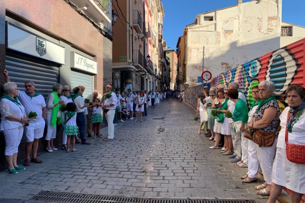 Tanto en la plaza de Navarra como en el Coso hay pantallas para vivir el acto de los Danzantes en directo.