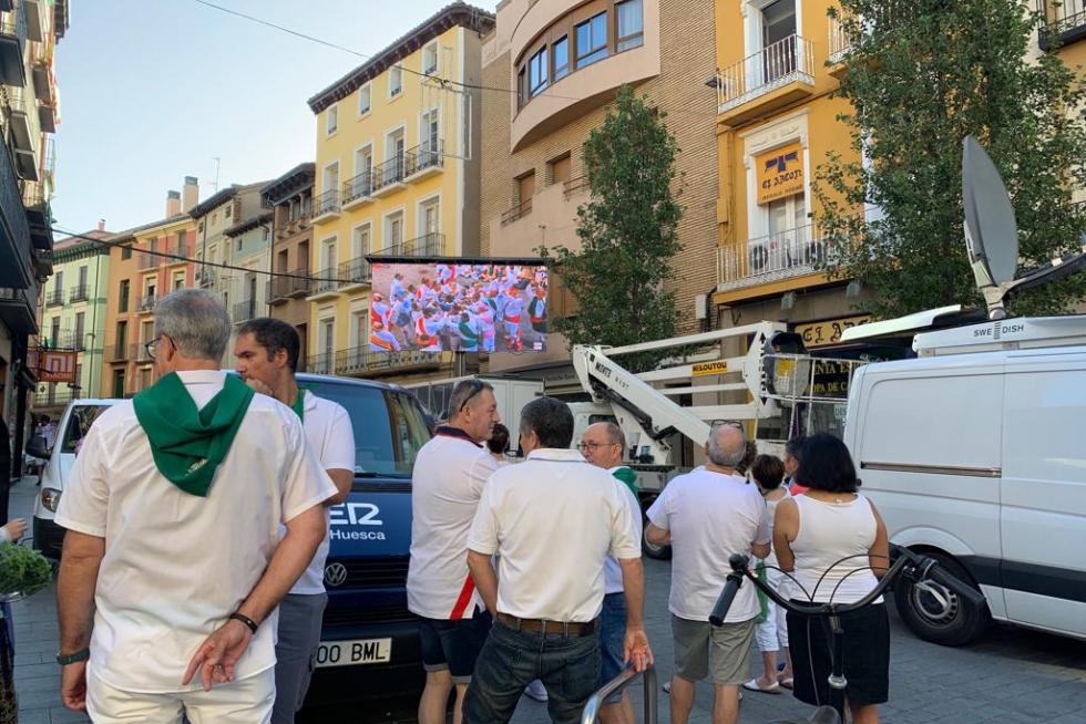 Tanto en la plaza de Navarra como en el Coso hay pantallas para vivir el acto de los Danzantes en directo.