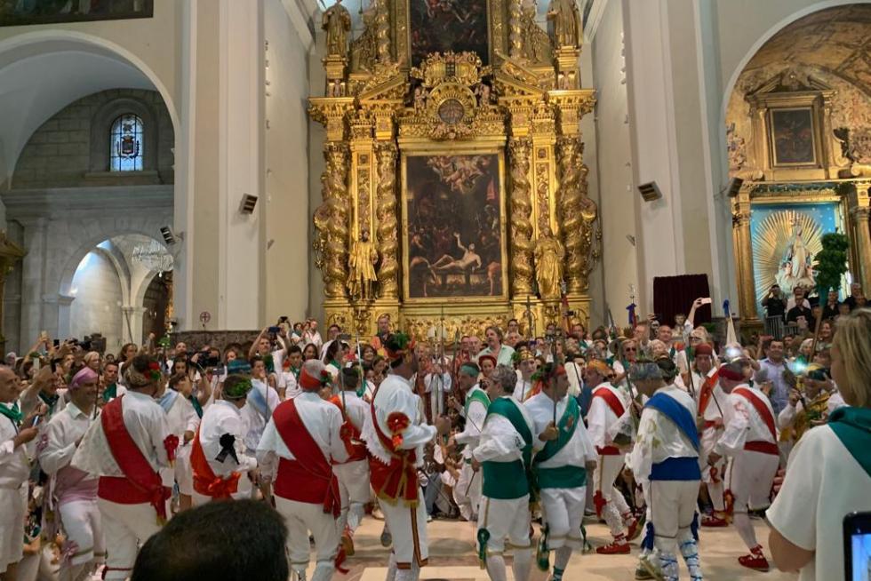 Ya dentro de la basílica de San Lorenzo, a punto de iniciarse la misa por el patrón en el día grande de las fiestas.