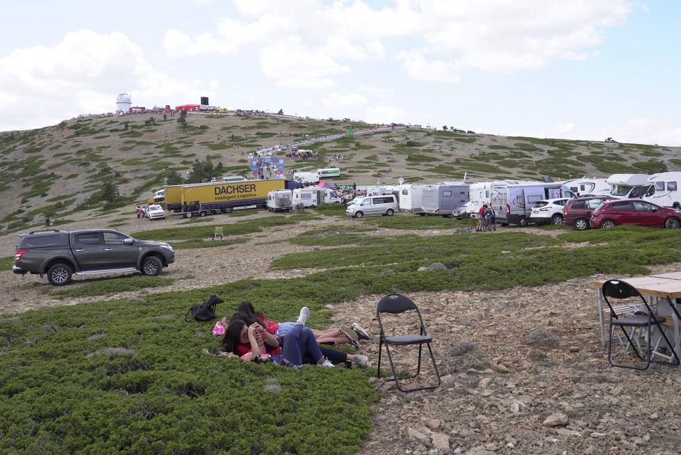 Llegada de la etapa de la Vuelta a España al Observatorio Astrofísico de Javalambre. Ambiente en las proximidades de meta