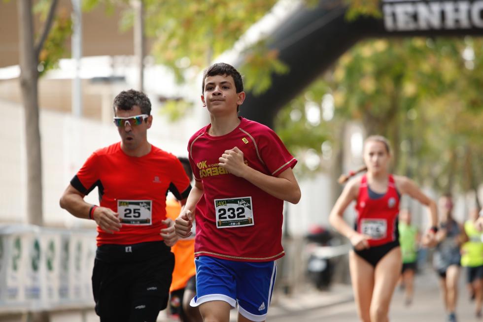 Unas 400 personas han participado en la 4K que se ha celebrado este domingo por la mañana en Zaragoza.