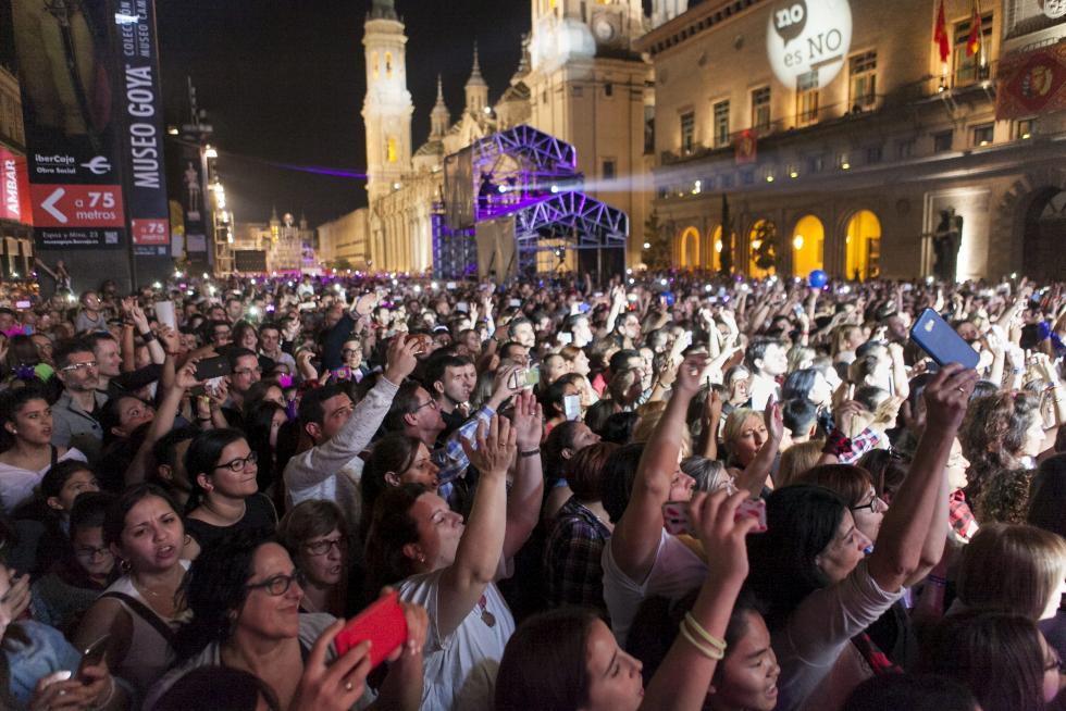 Ambiente en la plaza del Pilar durante las fiestas
