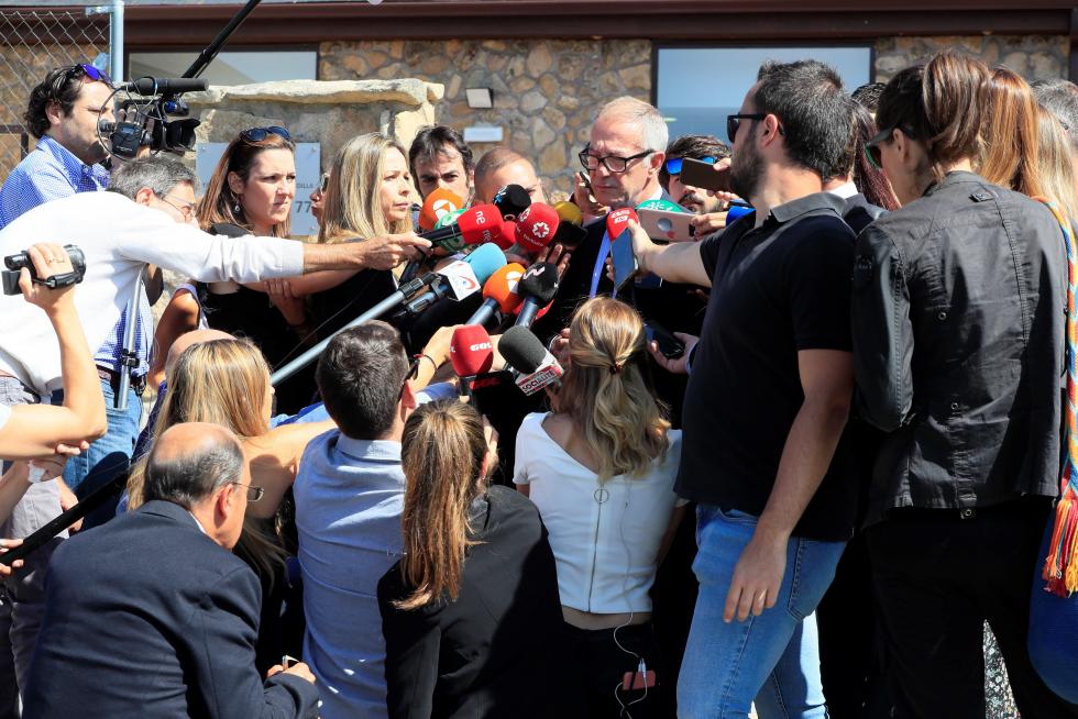 2.000 personas, acudieron al tanatorio de Cercedilla, donde fue instalada la capilla ardiente de Blanca, para dar el último adiós a la exdeportista encontrada muerta el jueves después de once días desaparecida.