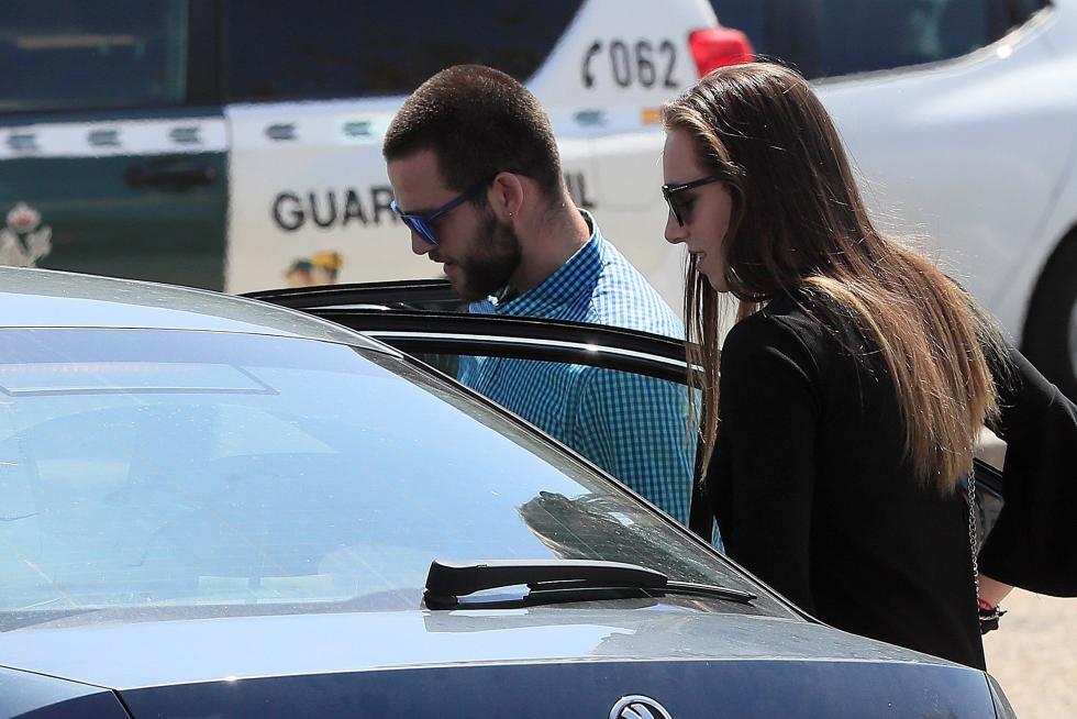 2.000 personas, acudieron al tanatorio de Cercedilla, donde fue instalada la capilla ardiente de Blanca, para dar el último adiós a la exdeportista encontrada muerta el jueves después de once días desaparecida.