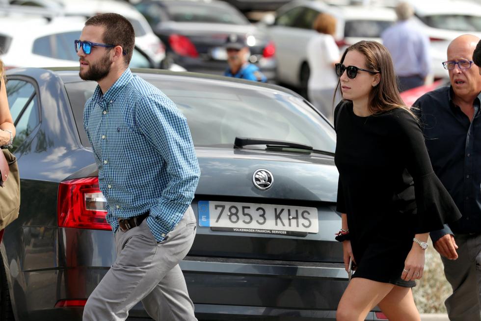 2.000 personas, acudieron al tanatorio de Cercedilla, donde fue instalada la capilla ardiente de Blanca, para dar el último adiós a la exdeportista encontrada muerta el jueves después de once días desaparecida.