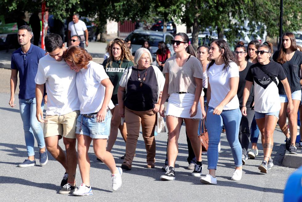 2.000 personas, acudieron al tanatorio de Cercedilla, donde fue instalada la capilla ardiente de Blanca, para dar el último adiós a la exdeportista encontrada muerta el jueves después de once días desaparecida.