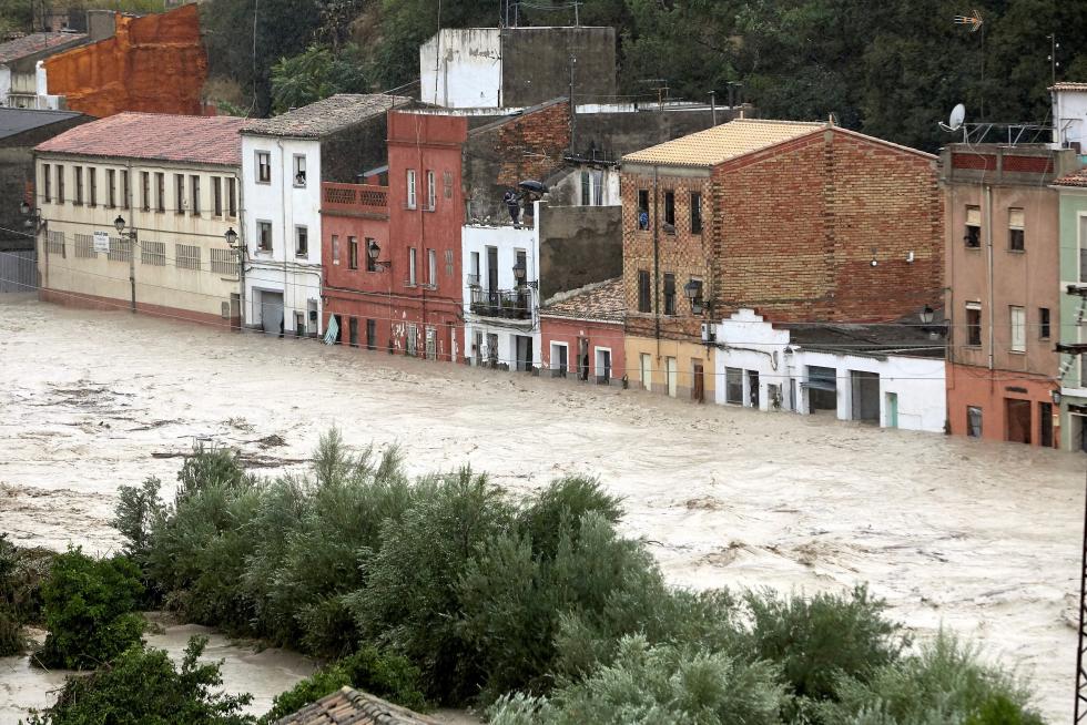 El temporal de lluvias en el levante español deja dos muertos, varios heridos y decenas de desalojados por las inundaciones.