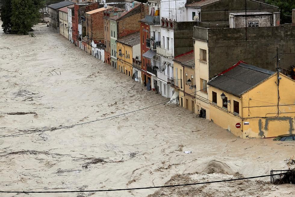 El temporal de lluvias en el levante español deja dos muertos, varios heridos y decenas de desalojados por las inundaciones.