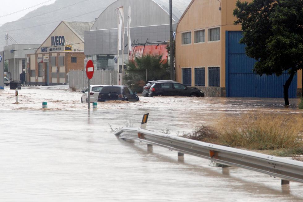 El temporal de lluvias en el levante español deja dos muertos, varios heridos y decenas de desalojados por las inundaciones.