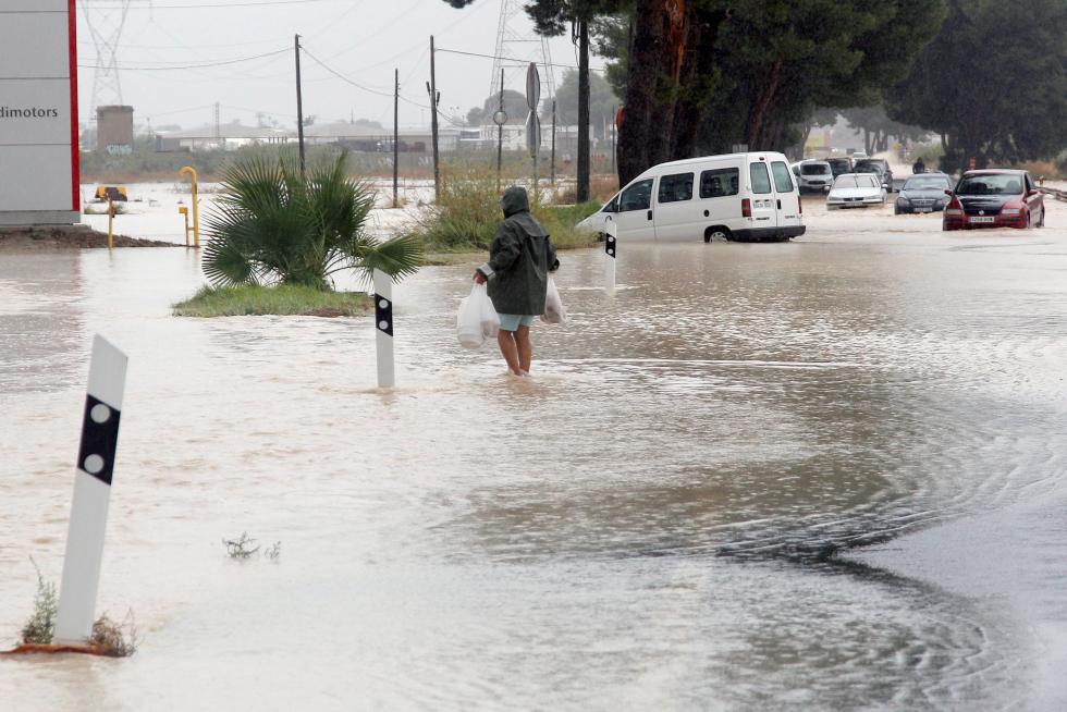 El temporal de lluvias en el levante español deja dos muertos, varios heridos y decenas de desalojados por las inundaciones.