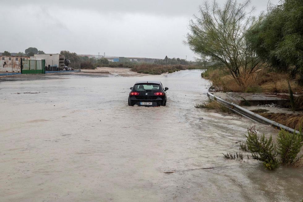 El temporal de lluvias en el levante español deja dos muertos, varios heridos y decenas de desalojados por las inundaciones.