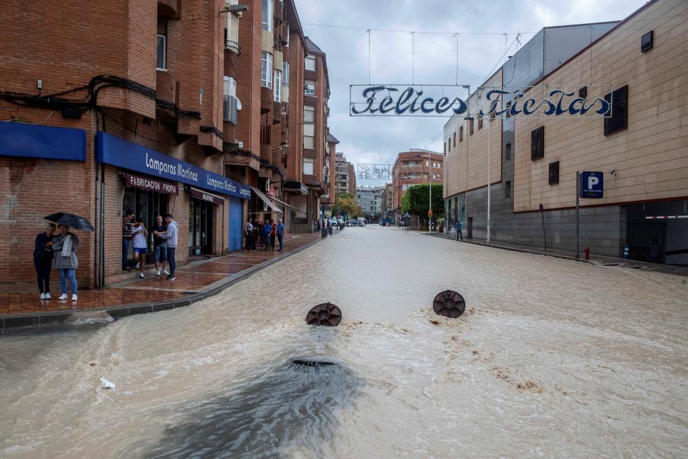 El temporal de lluvias en el levante español deja dos muertos, varios heridos y decenas de desalojados por las inundaciones.
